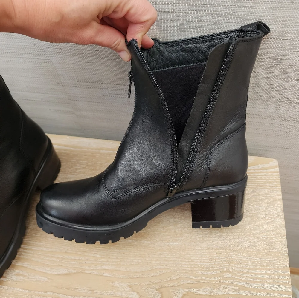 Journee Signature Collection Norrah black leather ankle boots sz 9
